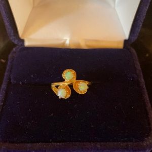 Delicate 14kt gold ring with 3 small but very fiery opals.